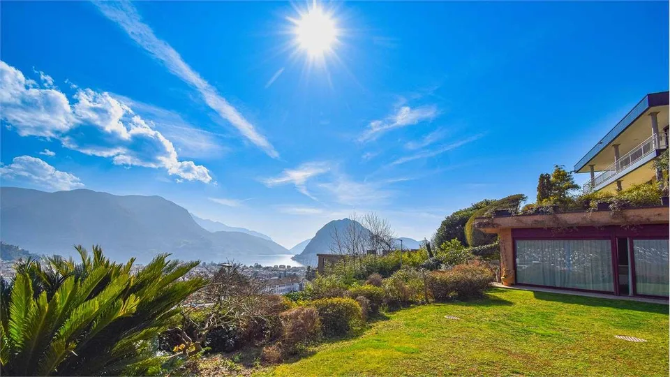 PRESTIGIOSO APPARTAMENTO CON GIARDINO E VISTA LAGO