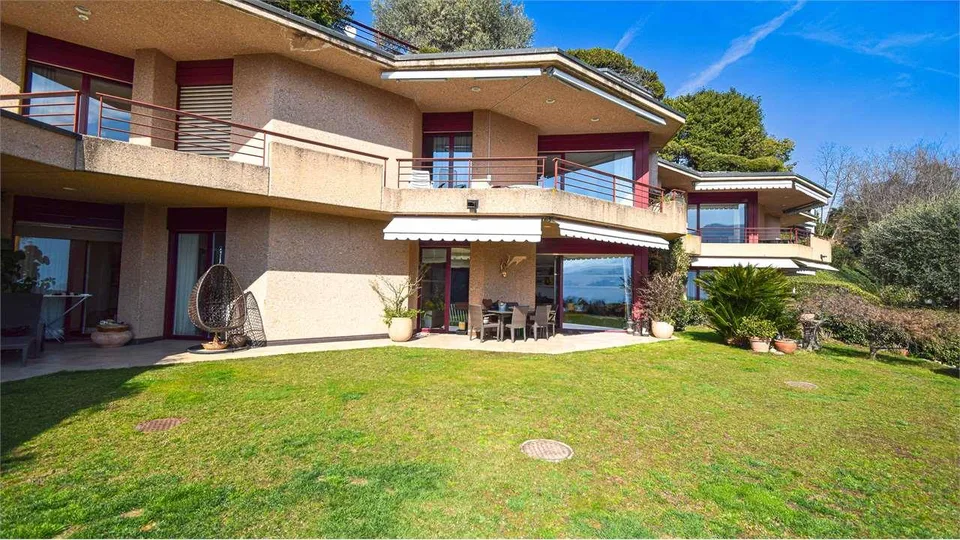PRESTIGIOSO APPARTAMENTO CON GIARDINO E VISTA LAGO