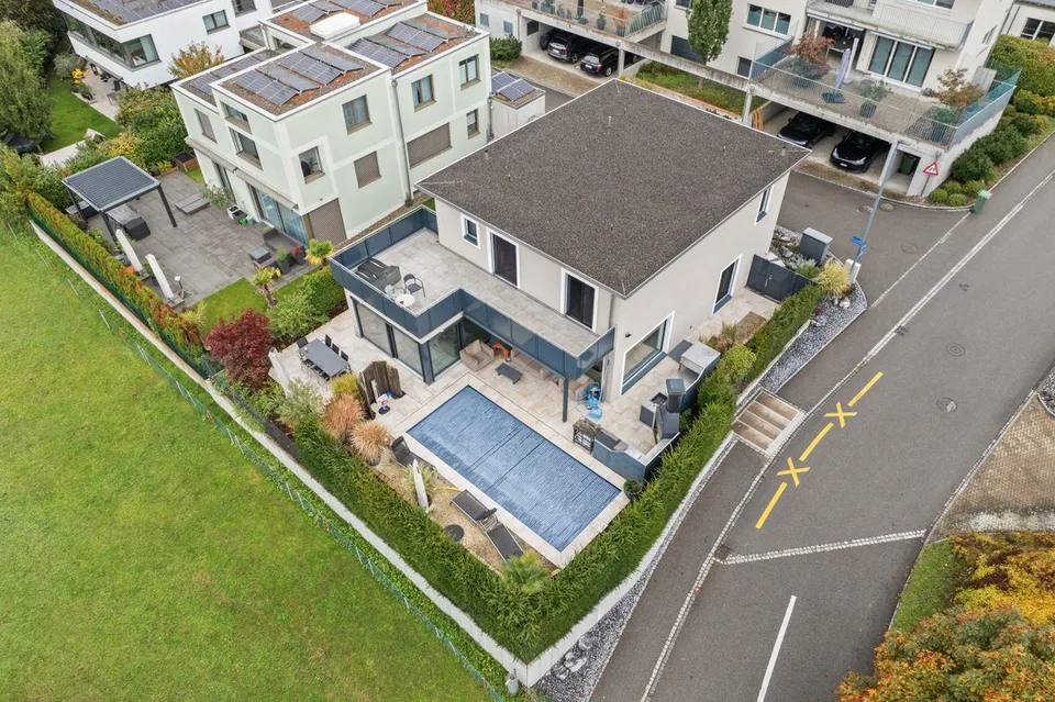 Traumhaftes Einfamilienhaus in Jonen mit Swimmingpool und atemberau...