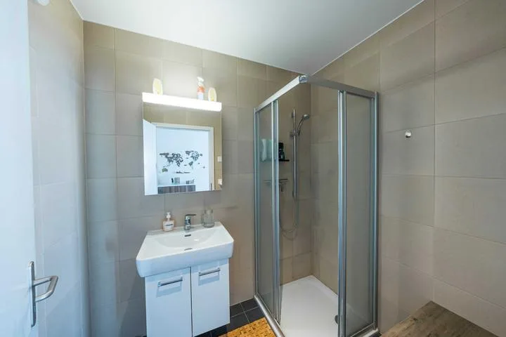 SEE- UND BERGSICHT AN DER RIVIERA - MODERNE 4.5 ZIMMER WOHNUNG