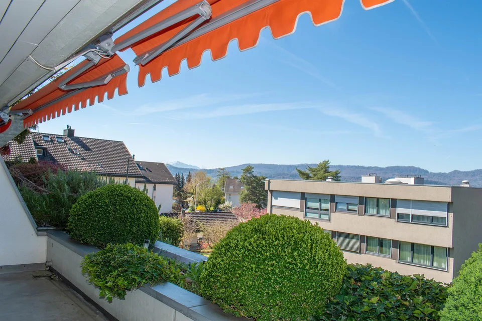 Appartamento di 4,5 locali con vista sulla montagna e sul lago a Herrliberg