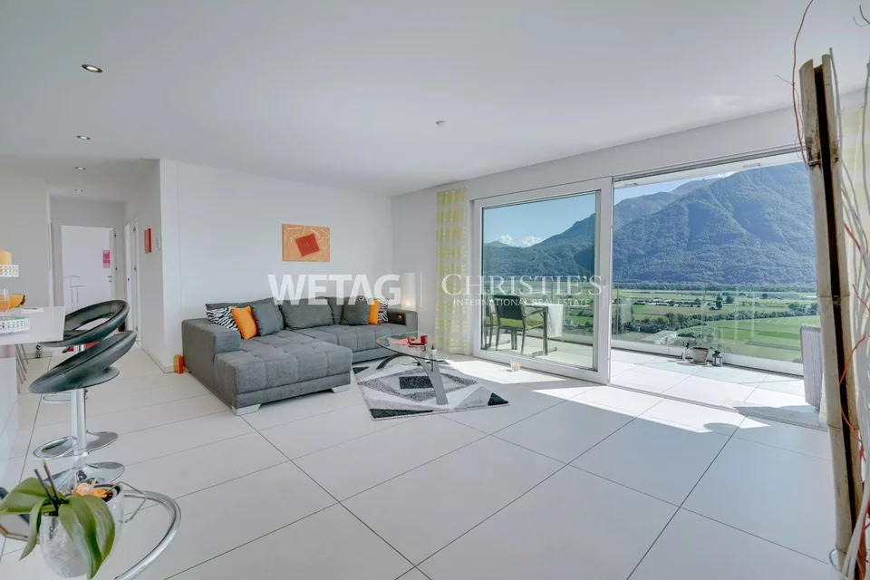 Gordola: Komfortable & moderne Wohnung mit überdachter Terrasse zu ...