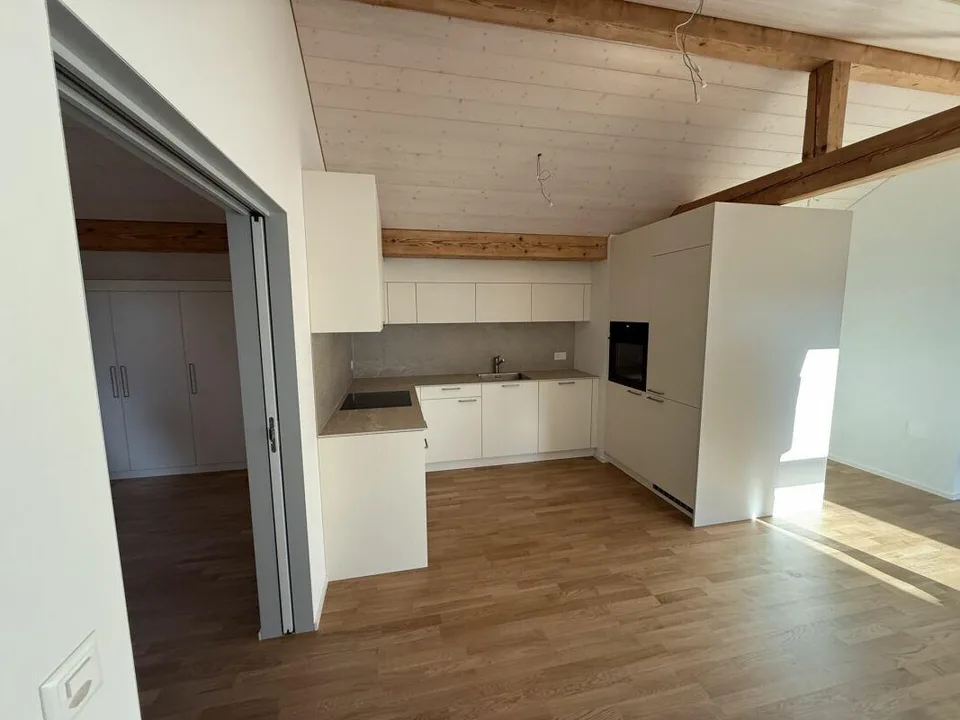 Neuwertige 2.5 Zimmer-Dachgeschosswohnung in Abtwil