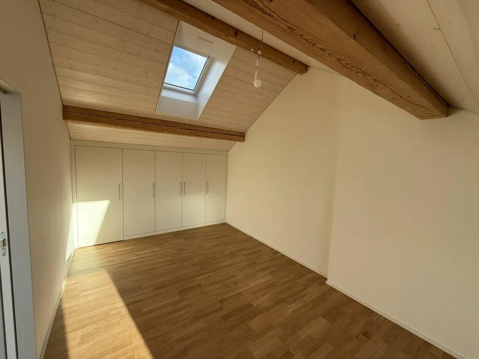 Neuwertige 2.5 Zimmer-Dachgeschosswohnung in Abtwil