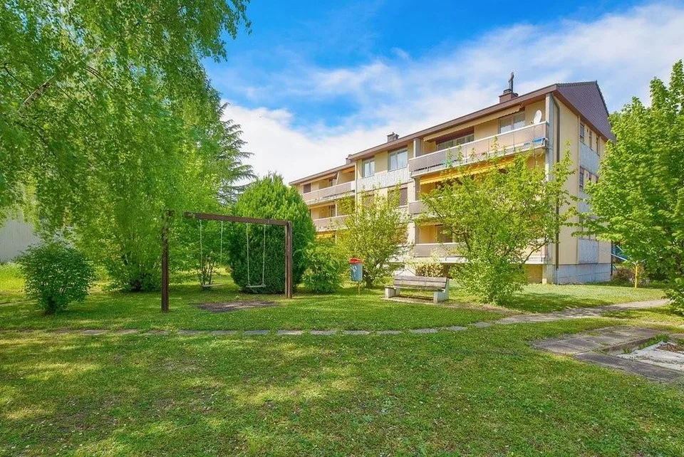 Grand logement offrant beaucoup d'espace et de lumière