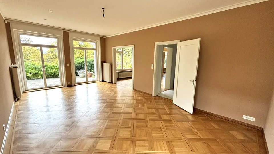 Freistehende Villa im Bauhaus-Stil an begehrter Lage in Zürich