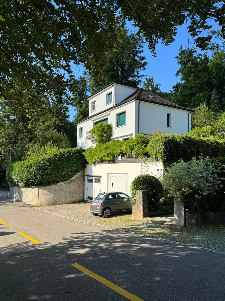 Freistehende Villa im Bauhaus-Stil an begehrter Lage in Zürich