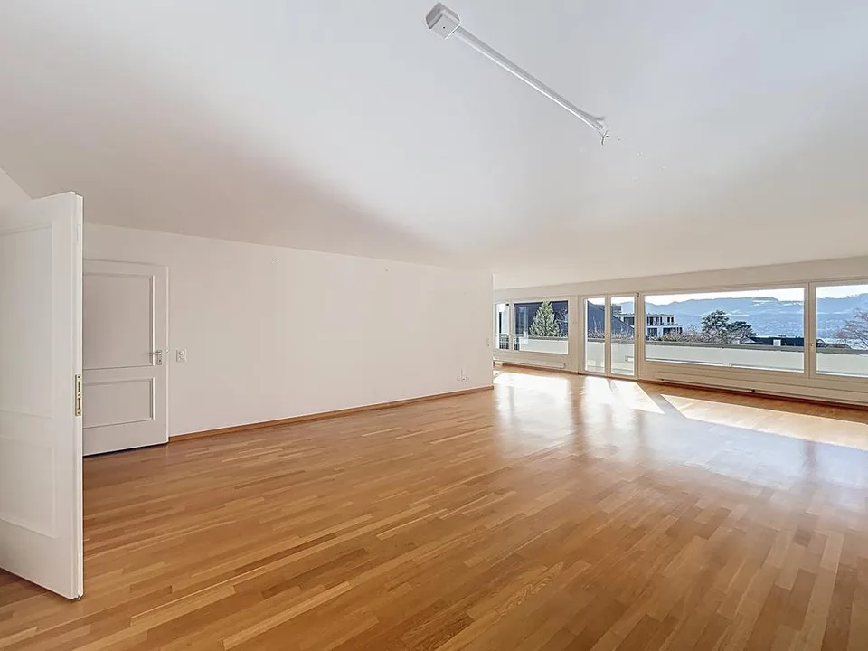 Befristete, helle und grosszügige 4.5-Zimmerwohnung in 8700 Küsnacht