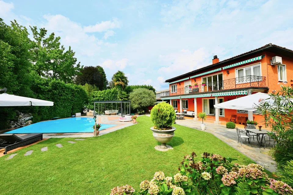 Elegante Villa con Splendida Piscina e Rigoglioso Giardino a Caslano