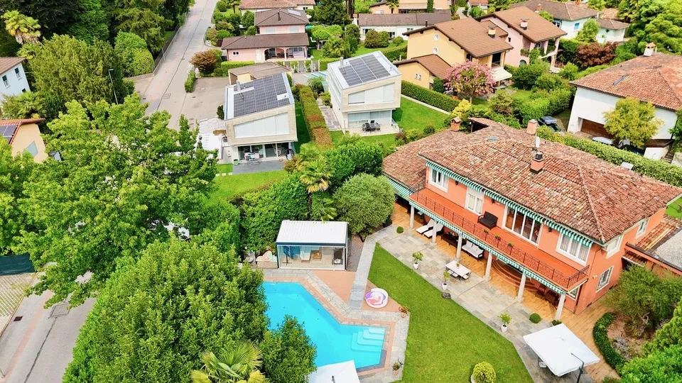 Elegante Villa con Splendida Piscina e Rigoglioso Giardino a Caslano – Foto 19 von 20