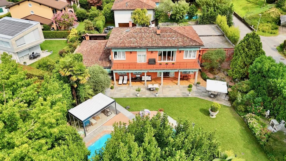 Elegante Villa con Splendida Piscina e Rigoglioso Giardino a Caslano