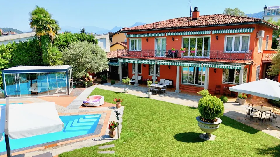 Elegante Villa con Splendida Piscina e Rigoglioso Giardino a Caslano