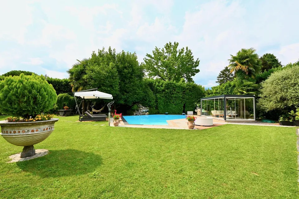 Elegante Villa con Splendida Piscina e Rigoglioso Giardino a Caslano – Foto 6 von 20