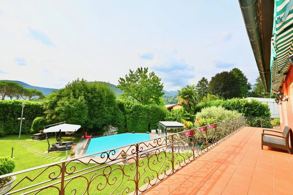 Elegante Villa con Splendida Piscina e Rigoglioso Giardino a Caslano – Foto 16 von 20