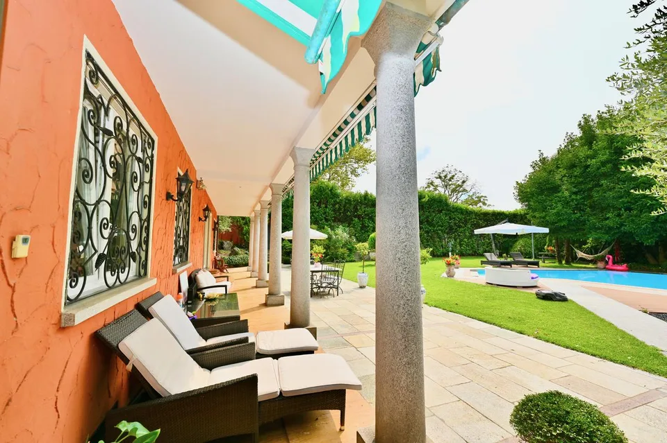 Elegante Villa con Splendida Piscina e Rigoglioso Giardino a Caslano – Foto 7 von 20