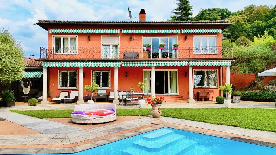 Elegante Villa con Splendida Piscina e Rigoglioso Giardino a Caslano