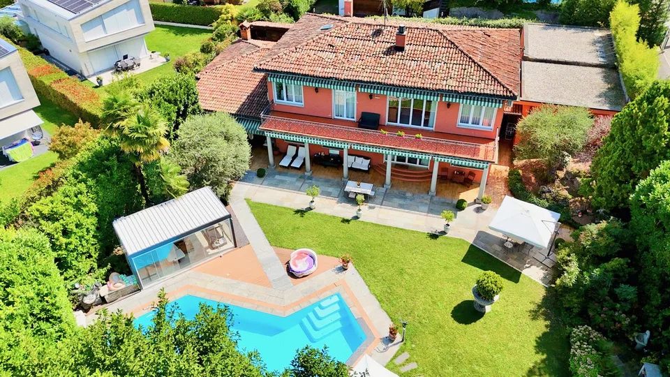 Elegante Villa con Splendida Piscina e Rigoglioso Giardino a Caslano