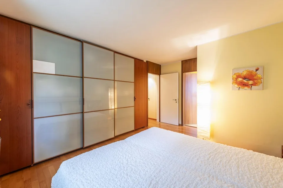 Appartement mansardé de 5,5 pièces avec vue sur le lac et 4 places de parking – photo 13 sur 13