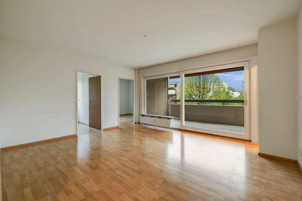 Helle 4-Zimmerwohnung an ruhiger Lage mit Einstellhallenplatz