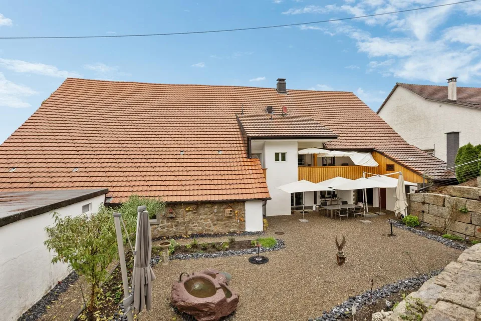 Charmantes und renoviertes Bauernhaus mit grossem Grundstück