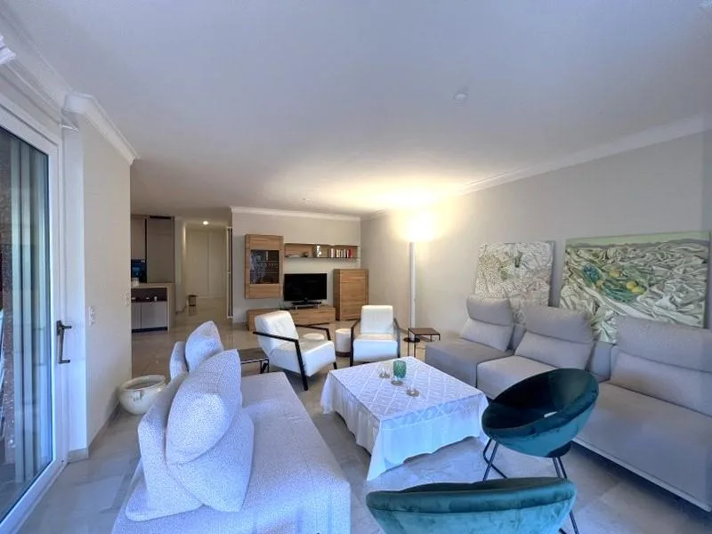 Prestigieux attico de 3,5 pièces directement au bord du lac