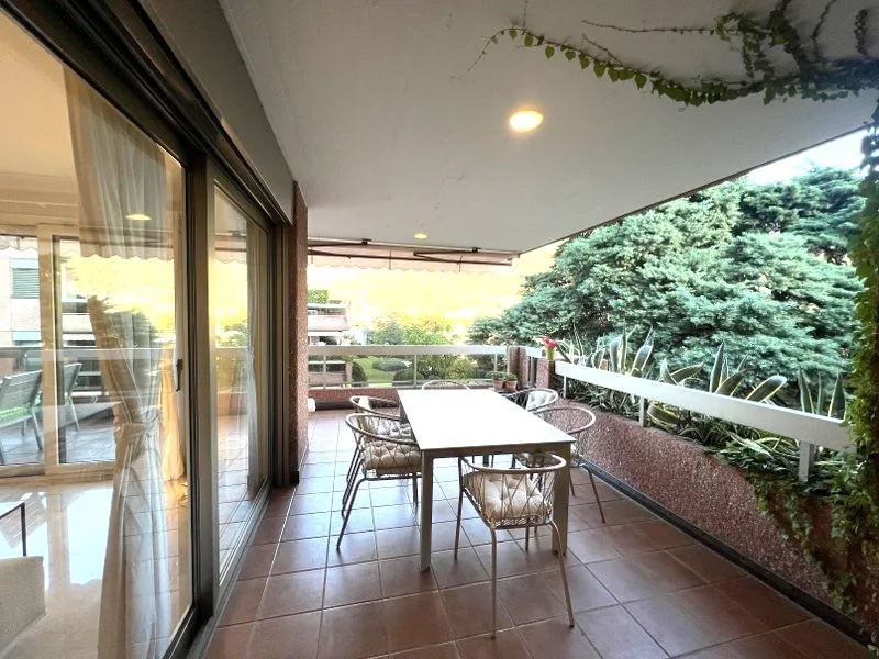 Prestigieux attico de 3,5 pièces directement au bord du lac