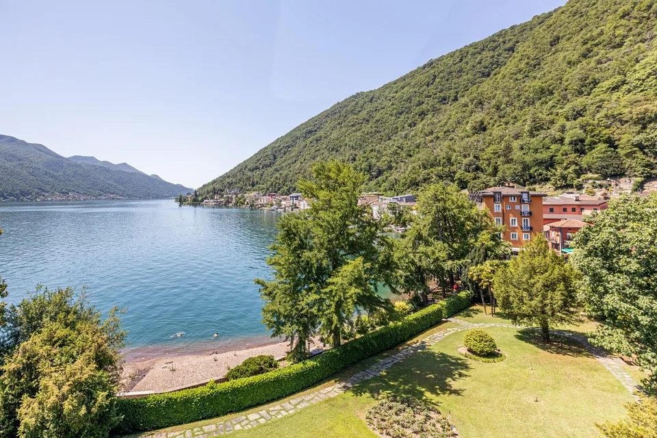 PRESTIGIOSO ATTICO DI  3.5 LOCALI A BORDO LAGO