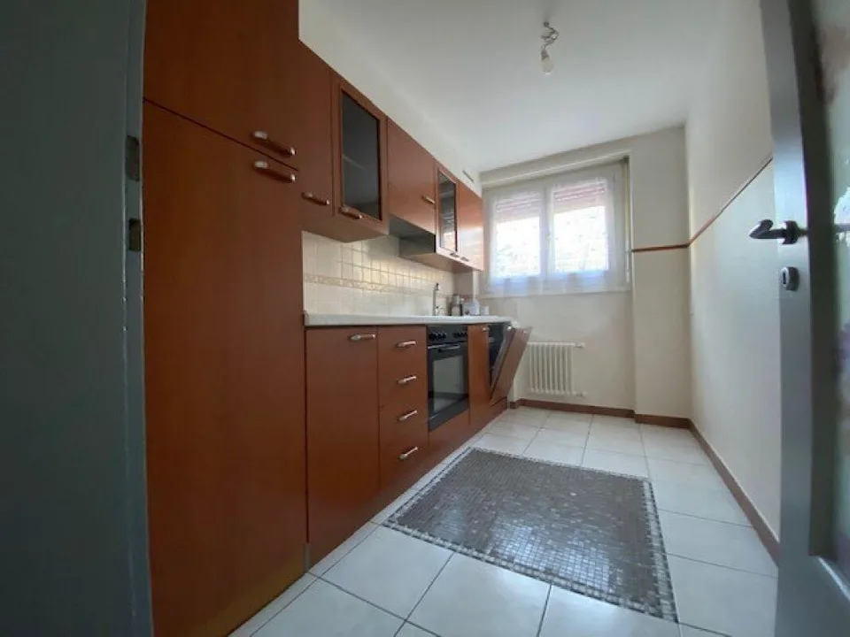 Wohnung mit 3.5 Zimmern im ersten Stock zum Verkauf