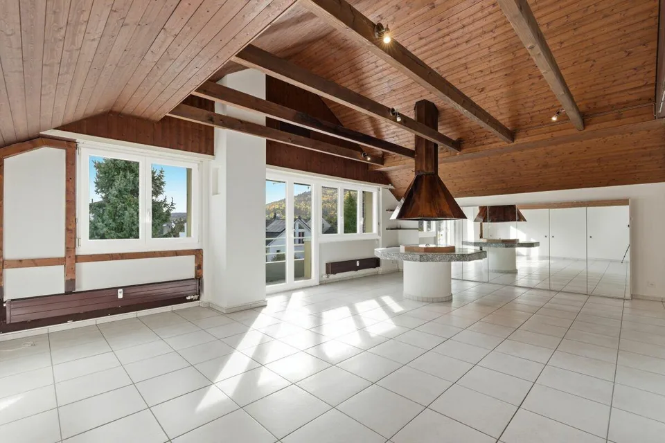 Helle 2.5 Z' Dachwohnung mit Garage und Balkon