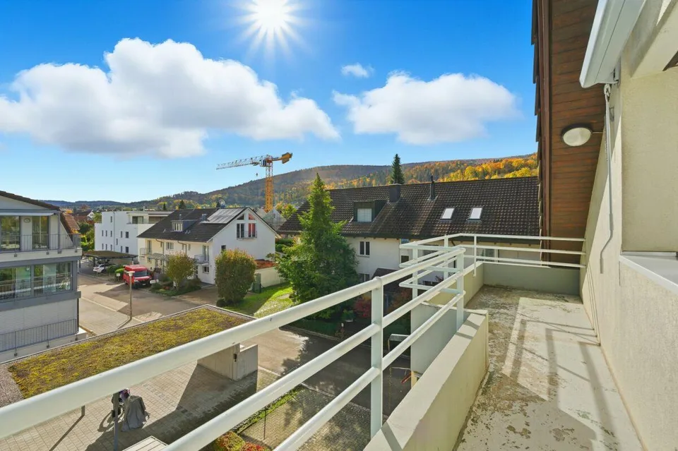 Helle 2.5 Z' Dachwohnung mit Garage und Balkon