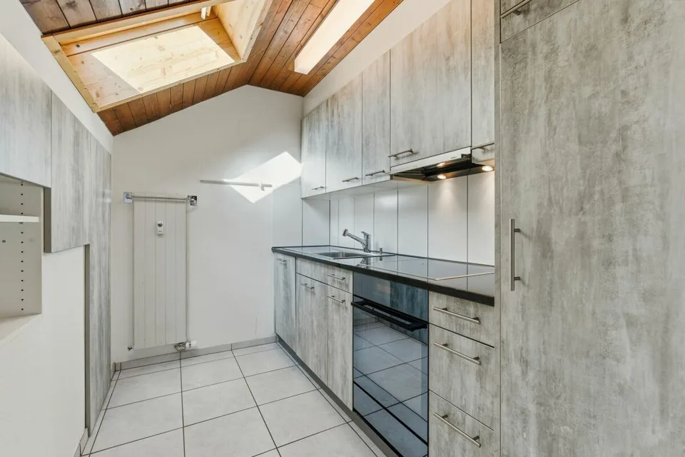 Helle 2.5 Z' Dachwohnung mit Garage und Balkon