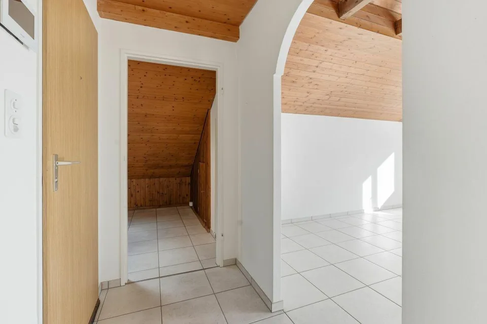 Helle 2.5 Z' Dachwohnung mit Garage und Balkon