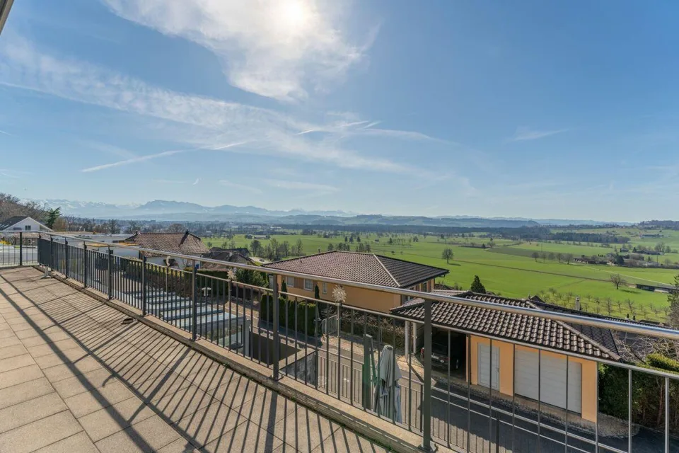 Grossi 4 ½-Zemmer-Terrassewohnig met troumhafter Ussecht