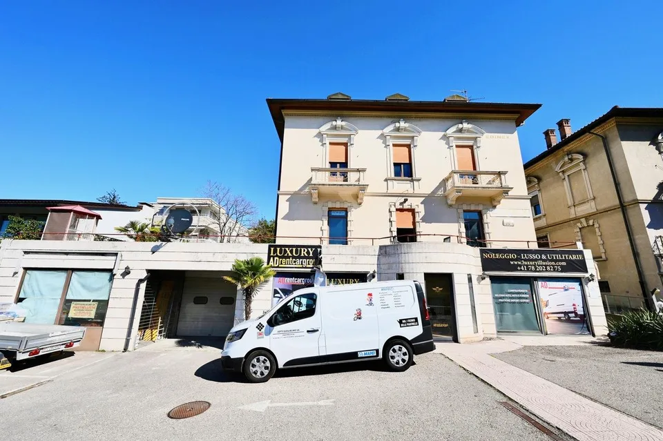 Stabile con 2 Appartamenti, Giardino, Autorimessa e Magazzino