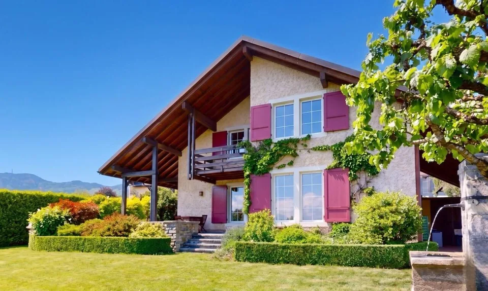Belle maison familiale avec vue dégagée sur le lac et les Aples