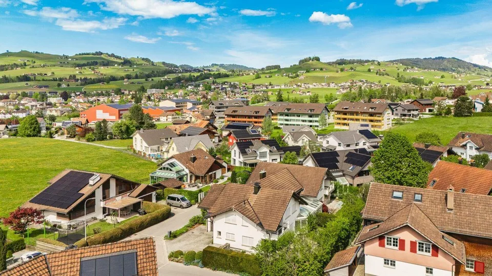 Grand 6.5-pièces DEFH dans un quartier résidentiel préféré - modernisé et immédiatement disponible