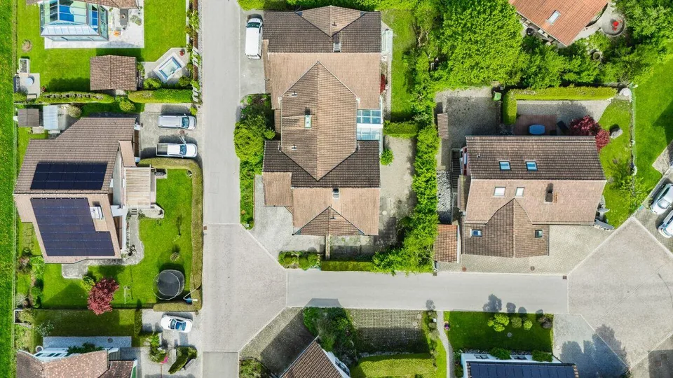 Grand 6.5-pièces DEFH dans un quartier résidentiel préféré - modernisé et immédiatement disponible