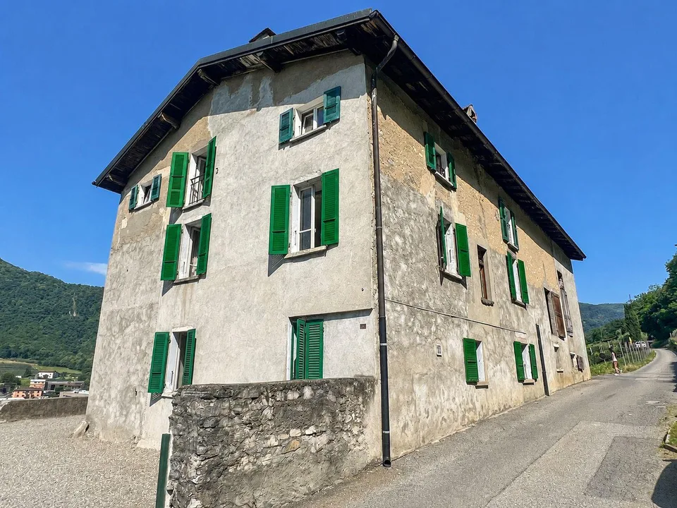 Caratteristica proprietà in zona agricola da risanare composta da 2...