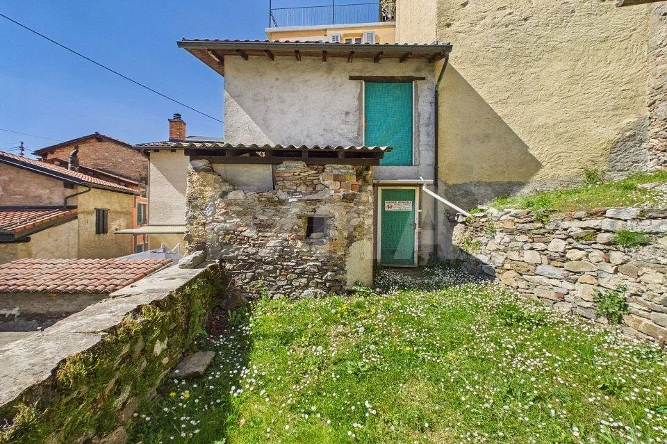 Stalla con potenziale abitativo collegabile a casa rinnovata