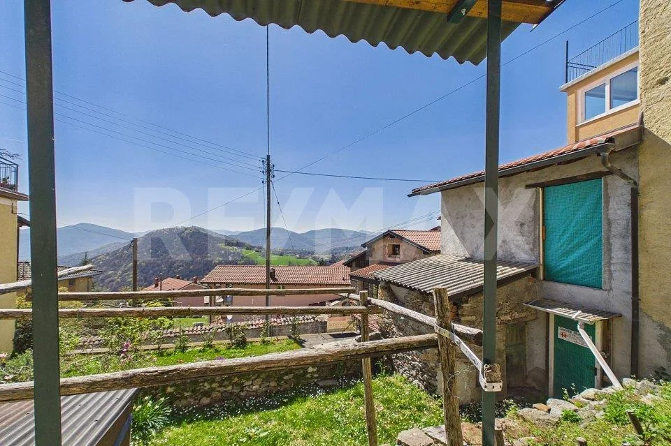Stalla con potenziale abitativo collegabile a casa rinnovata