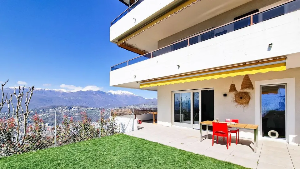 Raffinato Appartamento con Giardino e Vista sul Golfo di Lugano