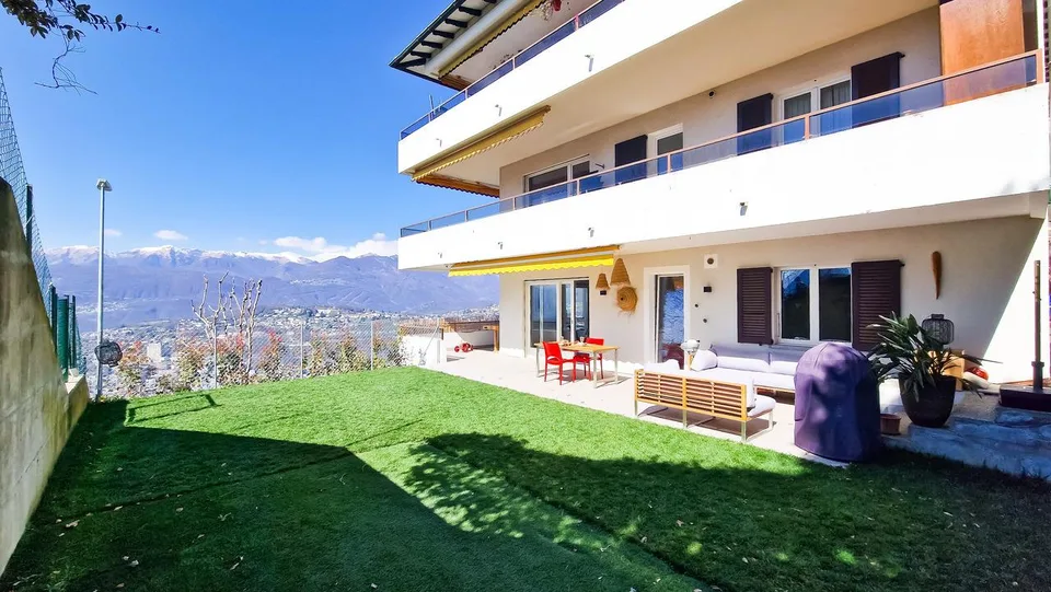Raffinato Appartamento con Giardino e Vista sul Golfo di Lugano