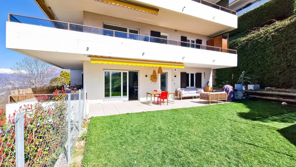 Raffinato Appartamento con Giardino e Vista sul Golfo di Lugano