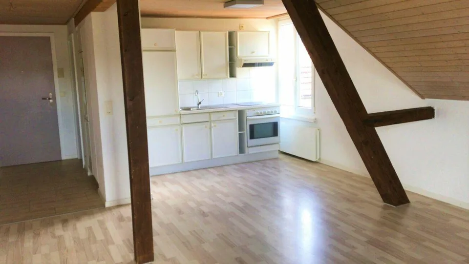 Grosszügige 2.5 Zi-Dachwohnung zu vermieten