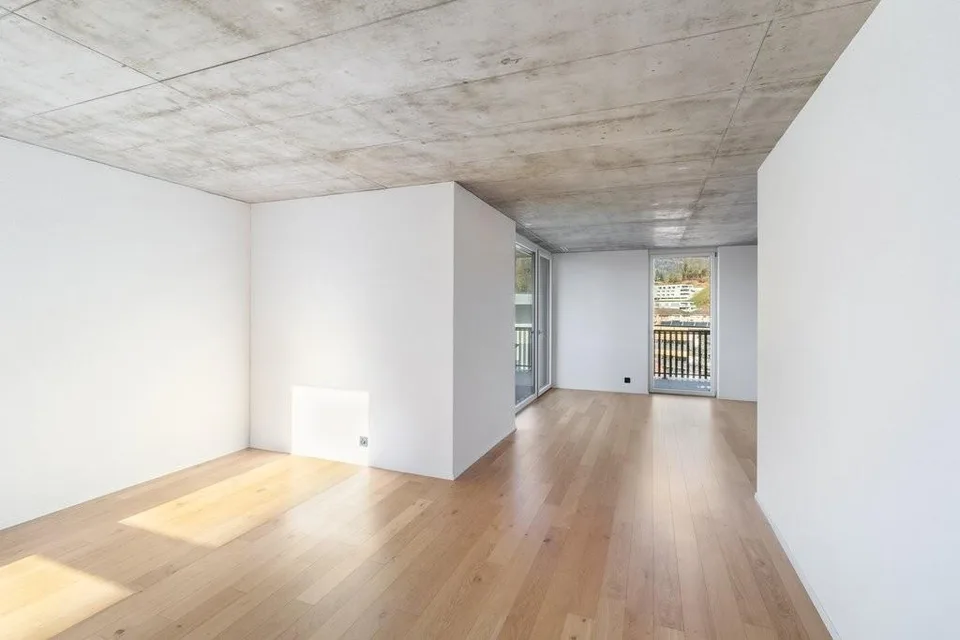 Habitation moderne de haut standing - avec balcon couvert et deux terrasses