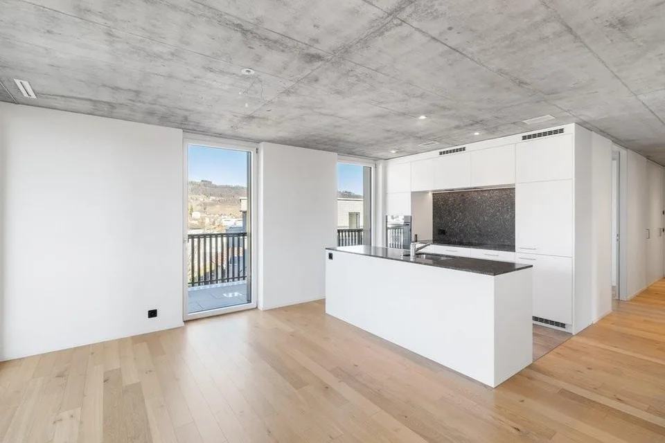 Habitation moderne de haut standing - avec balcon couvert et deux terrasses