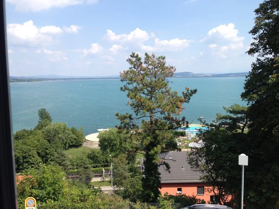 Charmantes 2-Zimmer-Wohnung mit atemberaubendem Blick auf den Neuenburgersee
