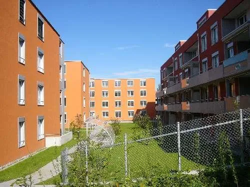 moderne helle Wohnung mit grossem Sitzplatz