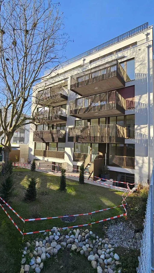 Moderne, grosse 5.5-Zi. Gartenwohnung bei der Tramstation (W03)