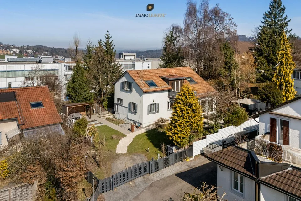 Familienglück mit wunderschönem Gartenparadies